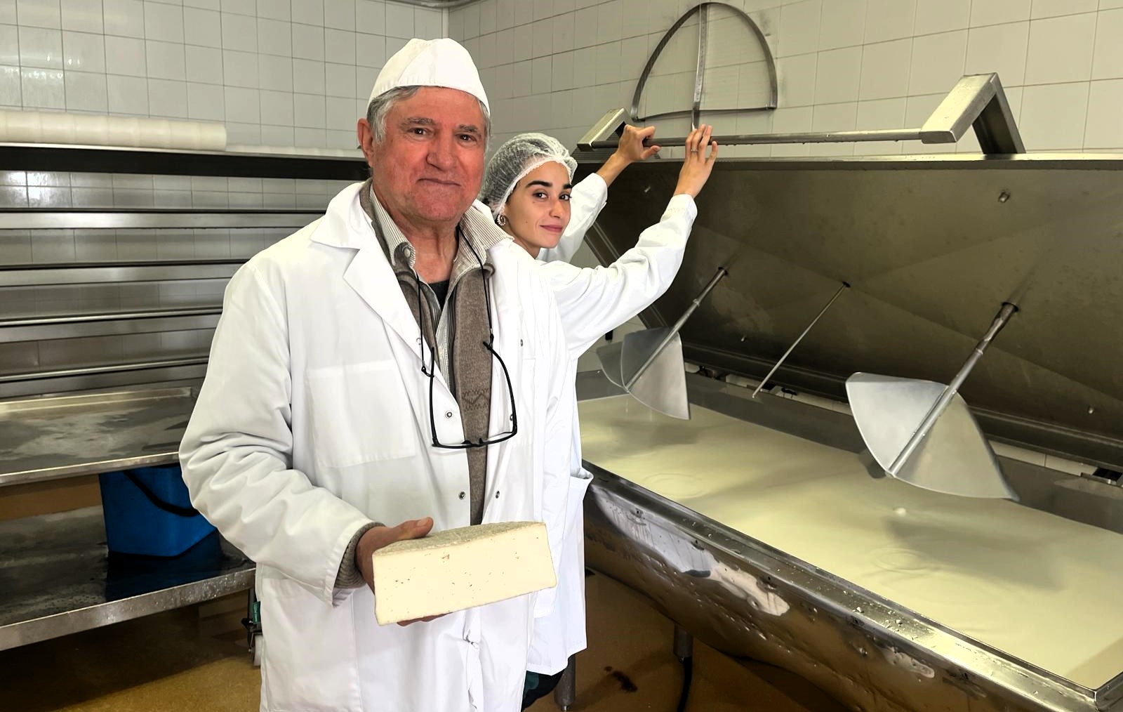 El afinador de quesos, José Luis Martin, mostrando uno de los primeros quesos probiodiversidad.